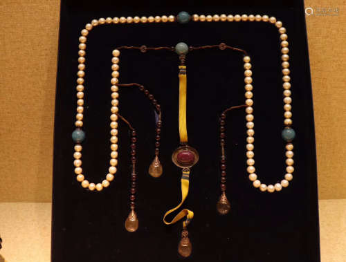 17-19TH CENTURY, A STRING OF WHITE PEARLS COURT BEADS, QING DYNASTY
