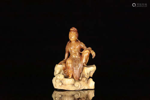 19TH CENTURY, A GUANYIN DESIGN FIELD YELLOW STONE ORNAMANT, LATE QING DYNASTY