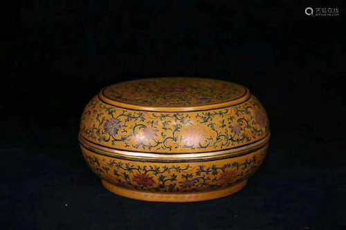 17-19TH CENTURY, A FLORAL PATTERN LACQUERWARE ROUND BOX, QING DYNASTY