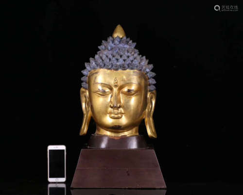 A TIBETAN SHAKYAMUNI HEAD DESIGN GILT BRONZE STATUE