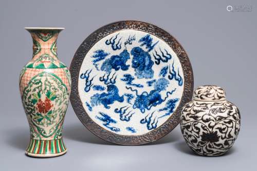 A Chinese Nanking crackle-glazed dish and two vases, 19/20th C.