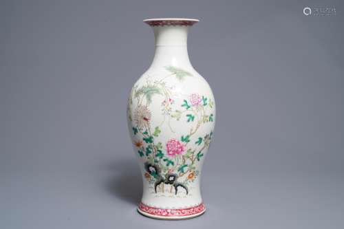 A Chinese famille rose vase with floral design, 19/20th C.