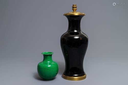 Two Chinese monochrome green and black vases, 18/19th C.