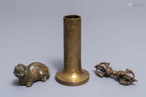 A Sino-Tibetan bronze dorj, an inlaid elephant and a Japanese vase, 18/19th C.