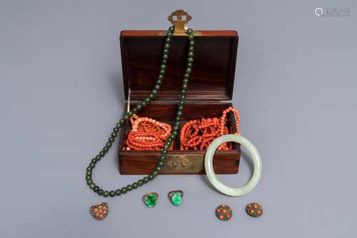 Various Chinese jade, coral and silver bangles, necklaces and rings in a silver-inlaid wooden box, 19/20th C.