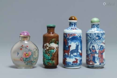Four various Chinese porcelain and glass snuff bottles, 19/20th C.