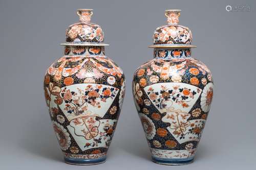 A pair of large Japanese Imari vases and covers, Edo, 17/18th C.