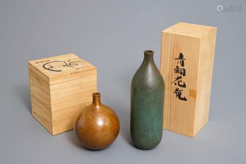 Two fine Japanese bronze vases, Showa, 20th C.