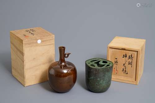 Two fine Japanese bronze vases, Showa, 20th C.