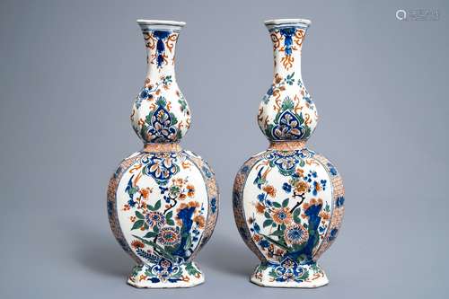 A pair of Dutch Delft cashmere palette bottle vases, 17/18th C.