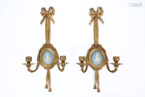 A pair of ormolu bronze wall sconces with Wedgwood Jasperware plaques, 19th C.