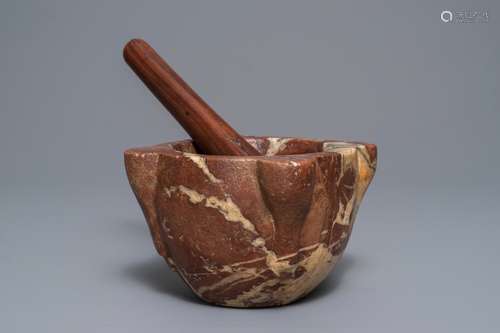 A French quatre-lobed red marble mortar with wooden pestle, 17/18th C.