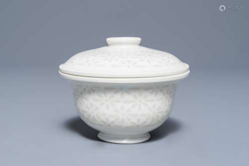 A Chinese Dehua blanc de Chine 'rice grain' bowl and cover, 18/19th C.