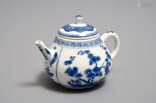 A Chinese blue and white teapot and cover, Kangxi