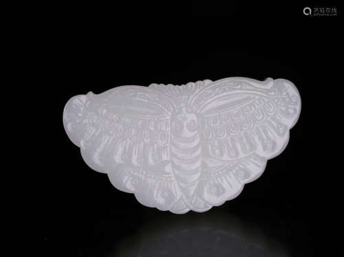 A HETIAN JADE CARVED BUTTERFLY SHAPED BOX