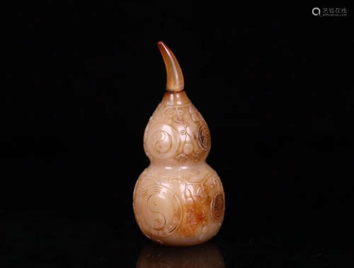 A AGATE CARVED GOURD SHAPED BOTTLE
