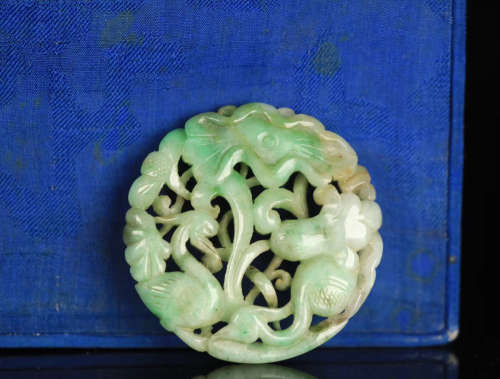 A JADEITE CARVED CIRCLE CRANE PATTERN PENDANT