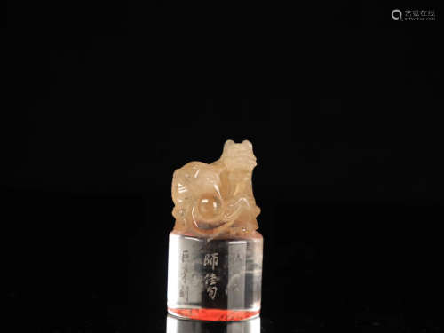 AN OLD CRYSTAL CARVED BEAST SHAPED SEAL