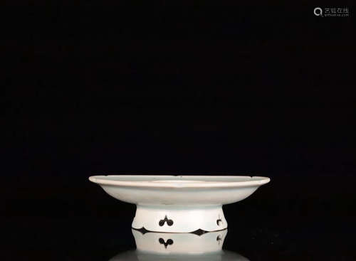 A TIANYAO WHITE GLAZE LEAF HOLLOW SAUCER