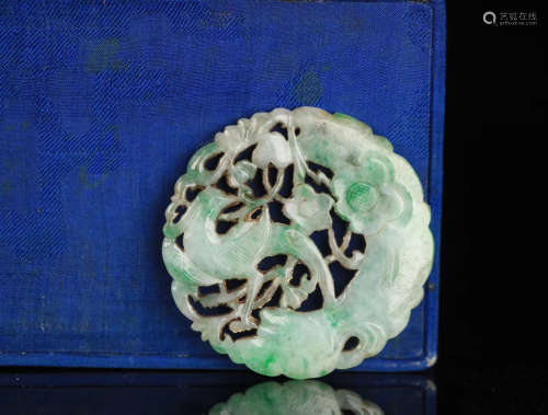 AN OLD JADEITE FLORAL SHAPED PENDANT
