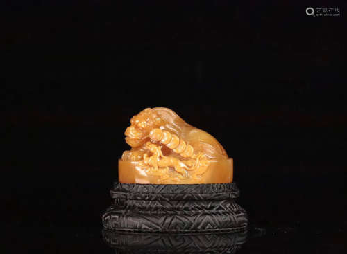 A TIANHUANG STONE CARVED BEAST SHAPED SEAL