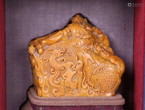 A TIANHUANG STONE CARVED PENDANT