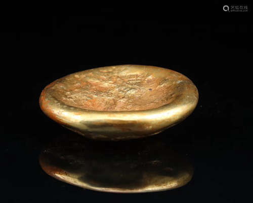 A GILT BRONZE HORSESHOE SHAPED TOKEN