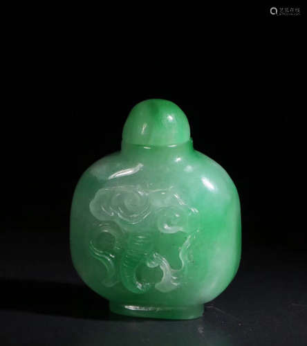 AN OLD GREEN JADEITE CARVED SNUFF