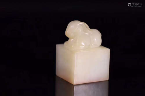 17TH-19TH CENTURY, AN OLD TIBETAN RABBIT DESIGN OLD HETIAN JADE SQUARE SEAL, QING DYNASTY