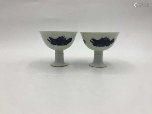 14-16TH CENTURY, A PAIR OF FISH PATTERN WHITE GLAZED BLUE&WHITE GOBLETS, MING DYNASTY