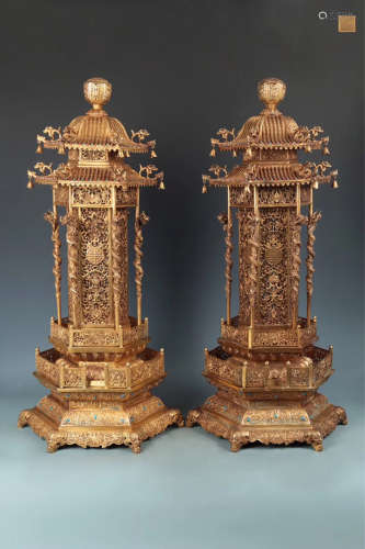 17-19TH CENTURY, A PAIR OF BRONZE DRAGON PATTERN INCENSE POTS, QING DYNASTY
