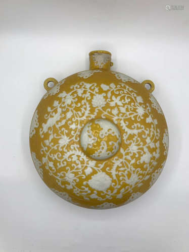 14-16TH CENTURY, A FLORAL PATTERN YELLOW GLAZED LYING POT, MING DYNASTY
