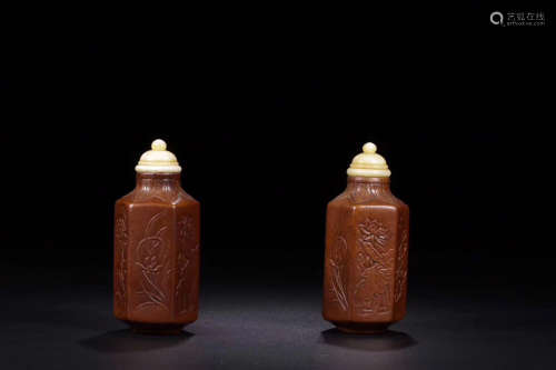17TH-19TH CENTURY, A PAIR OF FLORAL PATTERN GOURD SNUFF BOTTLES, QING DYNASTY