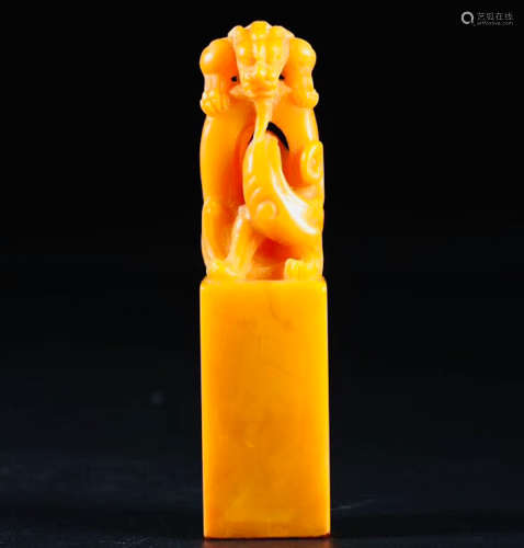 A DRAGON DESIGN FIELD YELLOW STONE SEAL