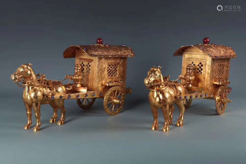 7-9TH CENTURY, A PAIR OF GILT BRONZE CARRIAGE DESIGN ORNAMENTS, TANG DYNASTY
