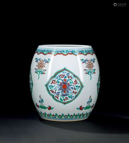 18世纪 斗彩开光花卉纹鼓式罐