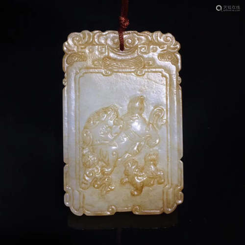 A JADE CARVED WHITE LION PATTERN PENDANT
