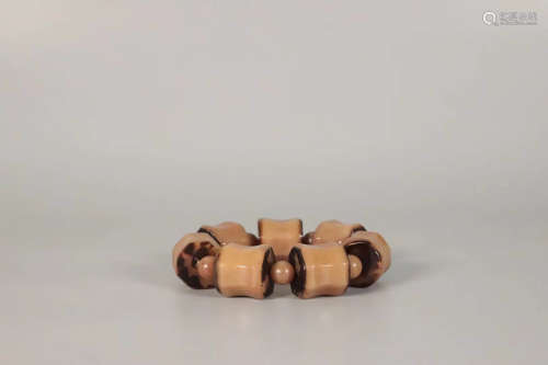 A TORTISESHELL CARVED STONE DECORATED BRACELET