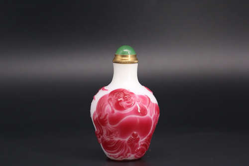 A TWO TONE BUDDHA PATTERN SNUFF BOTTLE