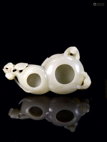 A HETIAN JADE CARVED GOURD SHAPED PEN WASHER