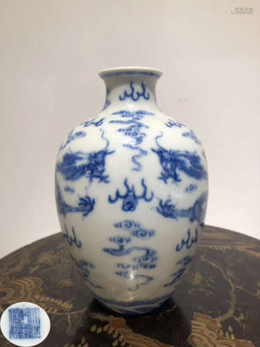 A BLUE AND WHITE GRAGON PATTERN VASE