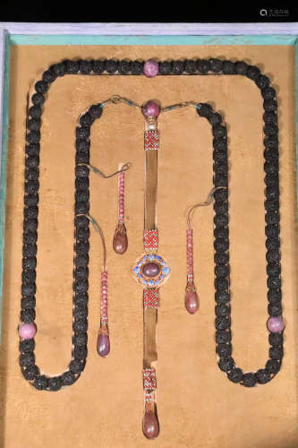 AN OLD CHENXIANG BEADS STRING NECKLACE