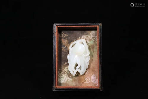 A HETIAN JADE CARVED CHAYOTE SHAPED PENDANT