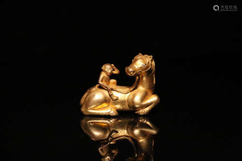 A GILT COPPER CASTED ANIMAL SHAPED PENDANT