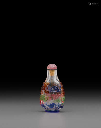 19th century A four-color overlaid clear glass 'nine bats' snuff bottle