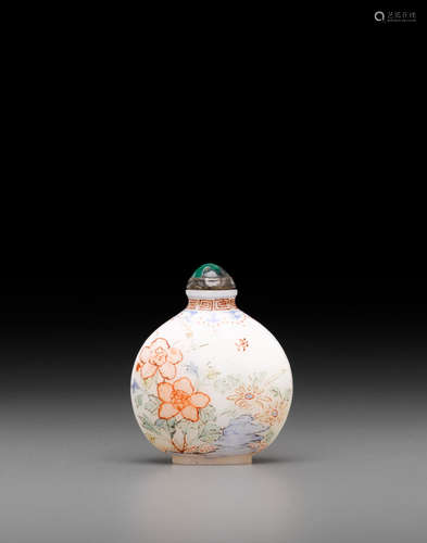 Guyue Xuan mark, 18th/19th century An enameled white glass snuff bottle