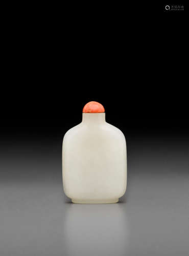 19th/early 20th century A white jade snuff bottle