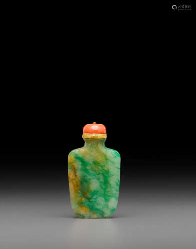 Late 19th/early 20th century A green jadeite snuff bottle