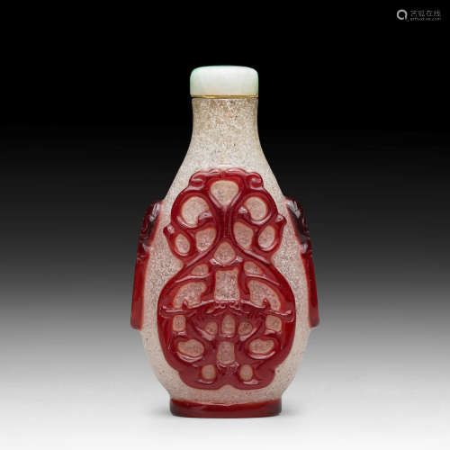 18th/early 19th century A RED OVERLAY 'SNOWFLAKE' GLASS SNUFF BOTTLE