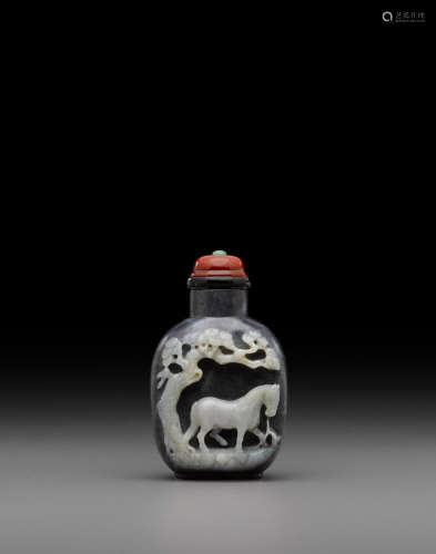 20th century A carved black and white jade snuff bottle